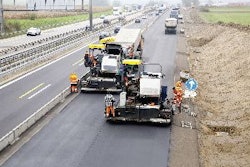 The two SUPER 1800-2 pavers with SprayJet Module work together on the A 9 Federal Motorway.