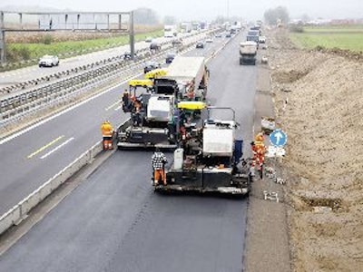 The two SUPER 1800-2 pavers with SprayJet Module work together on the A 9 Federal Motorway.