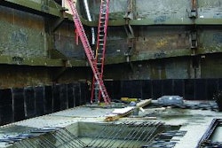 Efficiency's Universal Slide Rail is a component shoring system comprised of steel panels and vertical steel posts. It can be used in a variety of configurations, including the ClearSpan configuration shown.