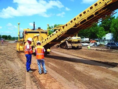 The Terex CMI TR-4503 trimmer-reclaimer is equipped with a Trimble GCS900 grade control system with two Smart GNSS antennas and a CB430 control box installed in the machine control station.