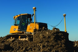 Outside dozer blade with three-hole blade pitch with screw-type fine-tune adjustment