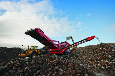 Because the QE440 can produce up to 992 stph, conveyors are wider and positioned higher to create larger stockpiles.