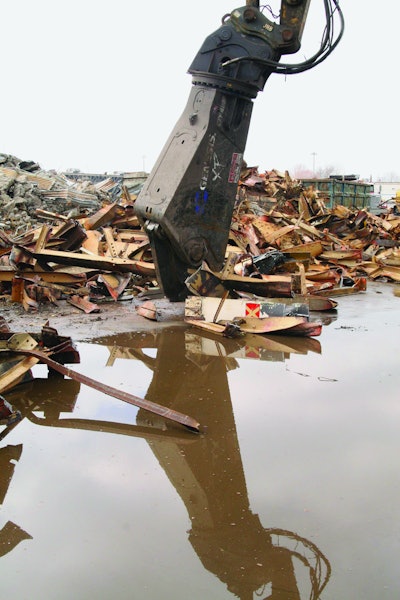 The GXP 400 mobile shear cuts material to prepared lengths for shipment to the mill.