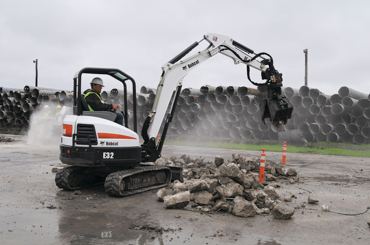 rotating-grapple-attachment-from-bobcat-co-for-construction-pros