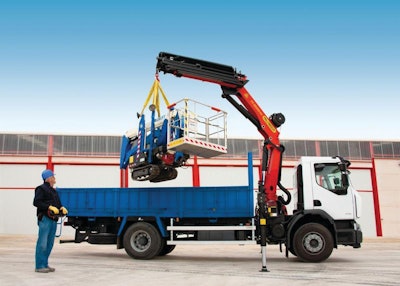 The PK 22002-EH has a reverse linkage knuckle boom that can be angled upwards by 15°.