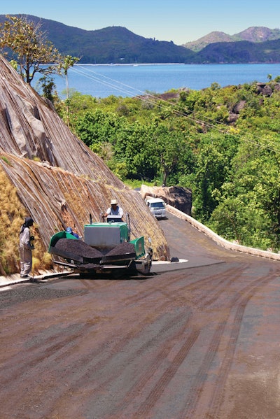 Praslin is a very hilly island. The Super 800 took on gradients of up to 20% with ease.