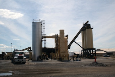 The plant chosen for the Grand River site was a dual-drum MileMaker 350 with three 200-ton silos, a pair of vertically mounted AC tanks and a 60,000-cfm baghouse.