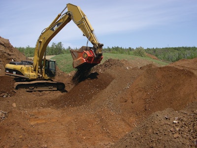 An ALLU D-Series model DH4-17/40X was used to separate stone from landfill liner material.