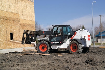 Bobcatv638 With Pallet Forks 10472969