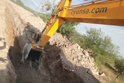 CYUNSA Constructores is using a a High-Cap Multi Ripper bucket from Leading Edge to dig the 10-ft.-deep by 53-in.-wide pipeline trench.