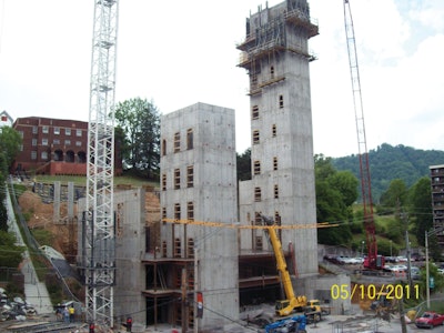 The MF-240 climbing system offered quick and easy adaptability to the changing pour heights.