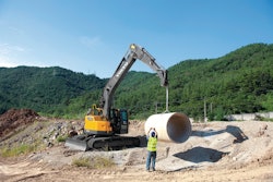 The short-swing-radius Volvo ECR235D excavator is designed and weighted to deliver comparable performance to conventional excavators with similar designations.