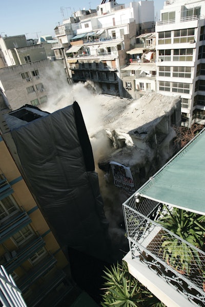 The atrium at the center of the building was used as the core of the collapse, and all the explosives were installed based on a design that would produce the fall of the structure towards the atrium.