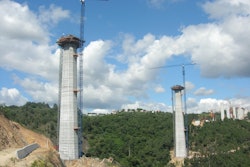 Pillars number 18 and 19, the highest of the whole structure, are being built by two Linden Comansa Flat-Top tower cranes, model 21 LC 400, with maximum load capacity of 39,680 lbs. and erected with jib lengths of 229 ft., allowing them to load up to 11,020 lbs. at the jib-end.
