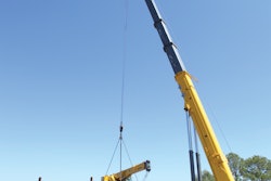 The 550-USt GMK7550 lifted a Grove RT530E-2 rough-terrain crane onto a barge to replace stop logs on the dam.