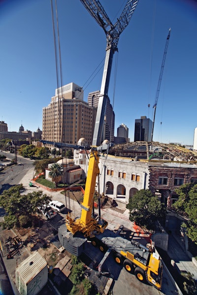 The Grove GMK7550 was configured with the Mega Wing Lift attachment, a wing-like attachment that provides rigidity when working with very long boom/jib combinations.