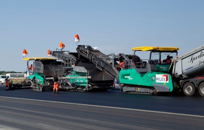The InLine Pave method developed by VÖGELE yields both economic and technical advantages. The rapid paving process, shorter construction periods, less nuisance to traffic and the outstanding quality of the roadway are particularly noteworthy advantages.