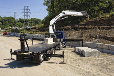 40 tm truck-mounted articulating crane