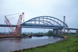 On one side of the river, the Sarens team setup its CC 6800 crane with a stationary, which picked up 661 tons of the bridge’s weight. On the opposite bank, Wagenborg’s CC 2500-1 crane equally split and picked up the remaining 661 tons with Ulferts & Wittrock’s Superlift 3800.