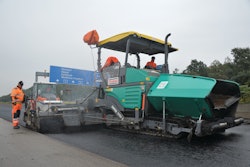 Precise timing: come 6 a.m., the base course was laid down on both left-hand lanes in a segment covering 3,875 square meters in the direct vicinity of Frankfurt Airport. Work on laying the binder course had already commenced at midday.