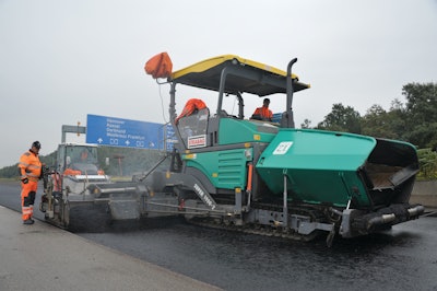 Precise timing: come 6 a.m., the base course was laid down on both left-hand lanes in a segment covering 3,875 square meters in the direct vicinity of Frankfurt Airport. Work on laying the binder course had already commenced at midday.