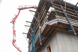 By pressing a button R&S certified staff move the core forms, temporary steps, the placing boom, and a 6-ton crane 16-feet upward to start construction at the next level: