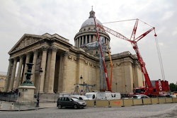 As the Terex AC 700 crane was working all around the Pantheon, the crane operator had to reposition it for every lift.