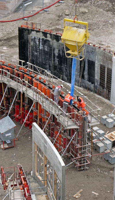 The Trapezoidal formwork system TTR was used to form the rounded reinforced concrete walls of the convalescent center of the hospital in Erstein. During the construction period, eight formwork sets were used.