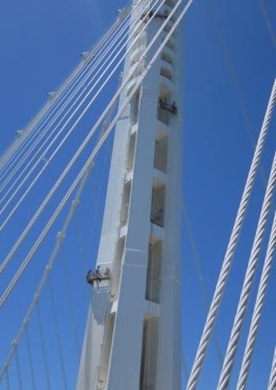 Spider’s experienced engineers also designed a custom platform to reach around the exterior of the tower shaft. The equipments’ light weight and easy connections enabled American Bridge/Fluor Joint Venture to change the platform’s length as needed to gain better access to the sloping tower face while maximizing the working space on the platforms to maintain productivity.