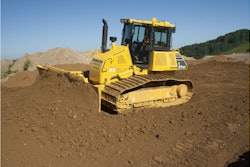 Komatsu_D61PXi_action_lots_of_dirt