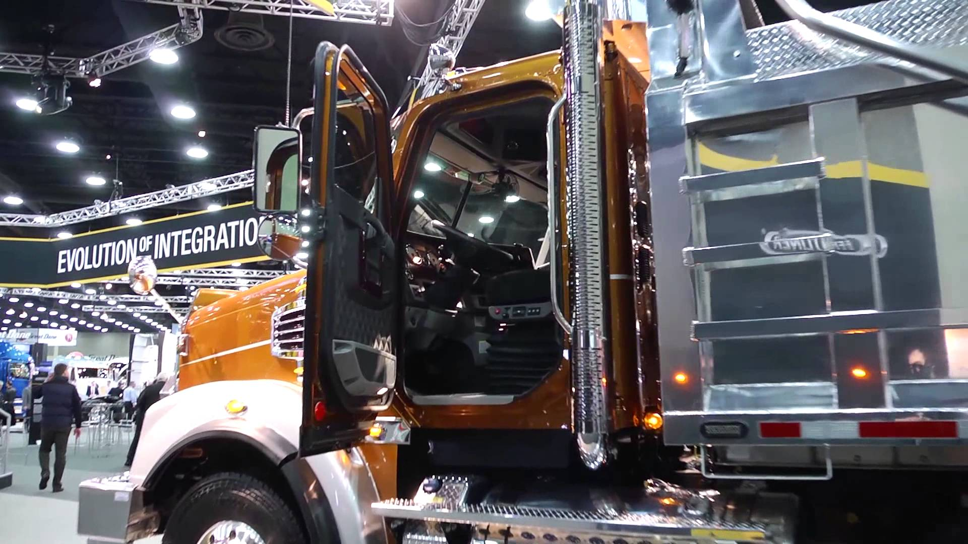 Video: Freightliner 122SD at the 2014 Mid-America Trucking Show