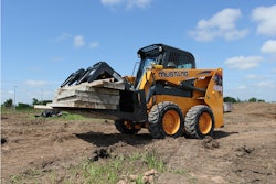 Mustang 1650 R Skid Loader With Grapple 540f631552157
