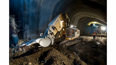 With its 3.07 m long swing arm, the Liebherr R 944 C Tunnel crawler excavator has a maximum tear-out force of 164 kN and a maximum breakout force of 191 kN.