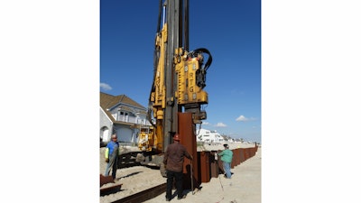 EIC’s production relied on RTG 21 T and RTG 19 T pile drivers with telescopic leaders to install just over 3.5 miles of steel sheet wall on the Mantoloking, N.J., beachfront.