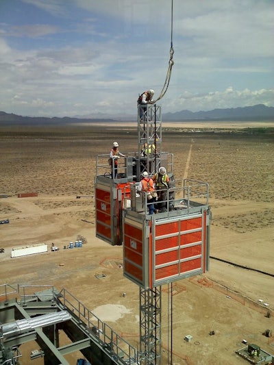 Work to jump the hoists in progress. The unique design of the mast made it possible to meet the challenging conditions of the jobsite.