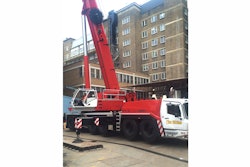 To get into position, the Grove GMK6300L’s independent all-wheel steering came into its own and the team from City Lifting carefully edged the crane around the various obstacles on site, including the hole, the sidewalk and local traffic.