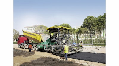 The new “PaveDock Assistant” eliminates misunderstandings between lorry driver and paver operator during transfer of the mix.