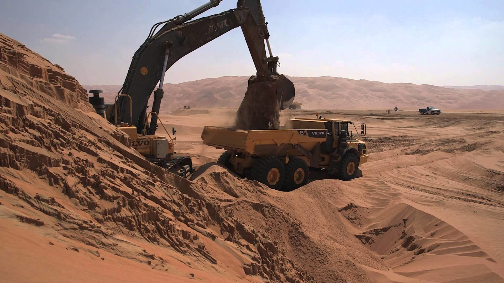 Video: Volvo Construction Equipment Builds a Road Through The Empty Quarter