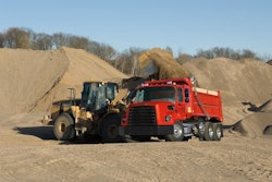 Freightliner 108SD 1 54b4366bd9a92