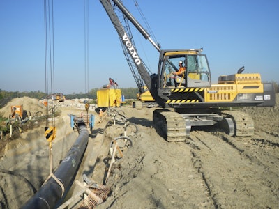 In the final stages of this particular stretch, the PL4809D worked comfortably alongside crawler cranes and also worked alongside conventional side boom pipelayers.