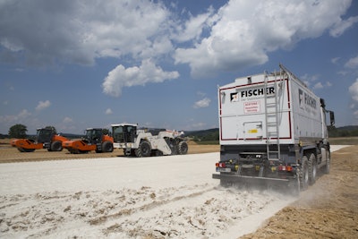Running like clockwork … the Streumaster SW 16 MC spreads the quicklime, the Wirtgen WR 200i works the binding agent homogeneously into the soil and immediately behind them the two Hamm H 20i rollers compact the soil.