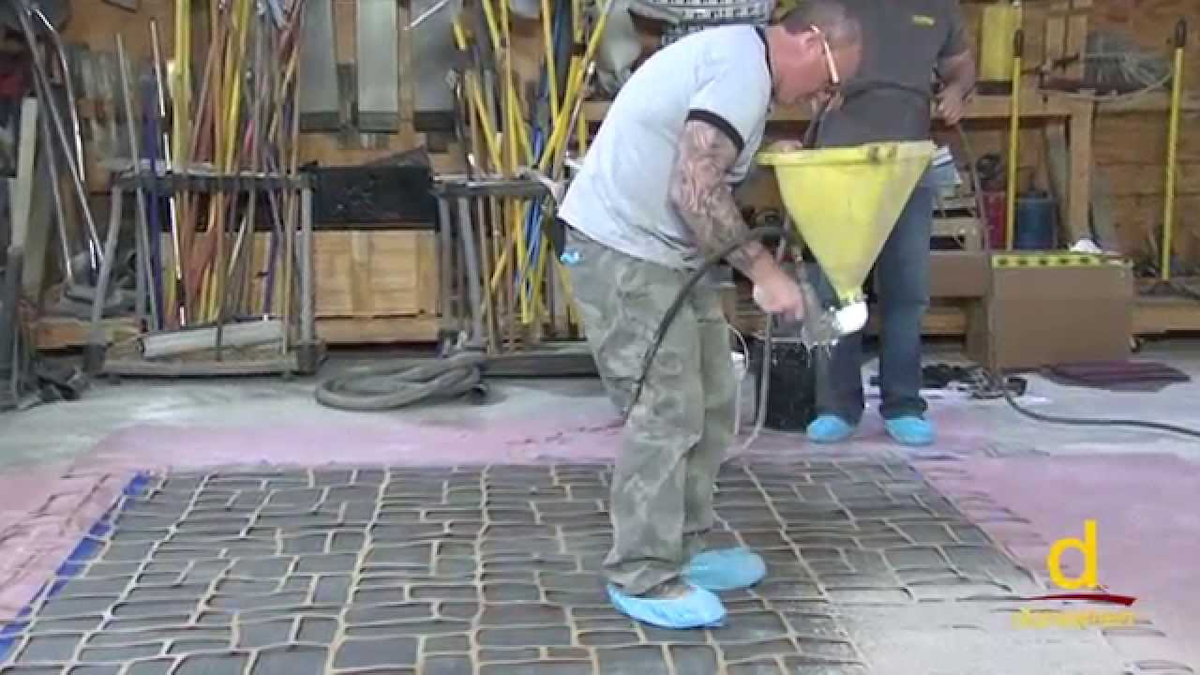 Video How to Resurface a Concrete Pool Deck, Driveway or Patio