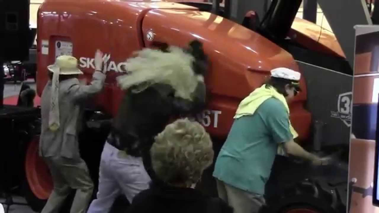 Video: Skyjack Rocks The Rental Show With 80s-Themed Performers