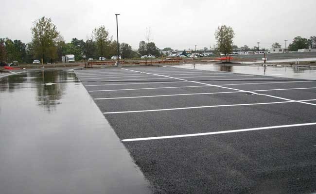 Temperature characteristics of permeable asphalt pavement: Field