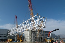 The way the premises were laid out made it impossible to lift the two-level bridge as a single unit over the road between the two buildings, so the manufacturer delivered the steel structure in the form of individual components instead which were welded together into a total of seven bridge elements at the worksite. These elements were then placed on the bridge’s three piers in five lifts.