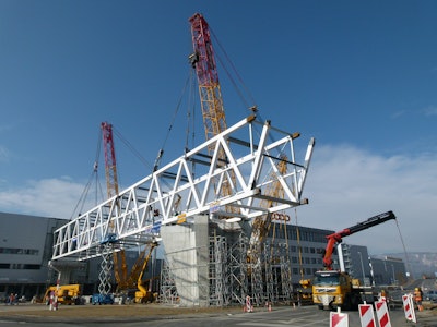 The way the premises were laid out made it impossible to lift the two-level bridge as a single unit over the road between the two buildings, so the manufacturer delivered the steel structure in the form of individual components instead which were welded together into a total of seven bridge elements at the worksite. These elements were then placed on the bridge’s three piers in five lifts.