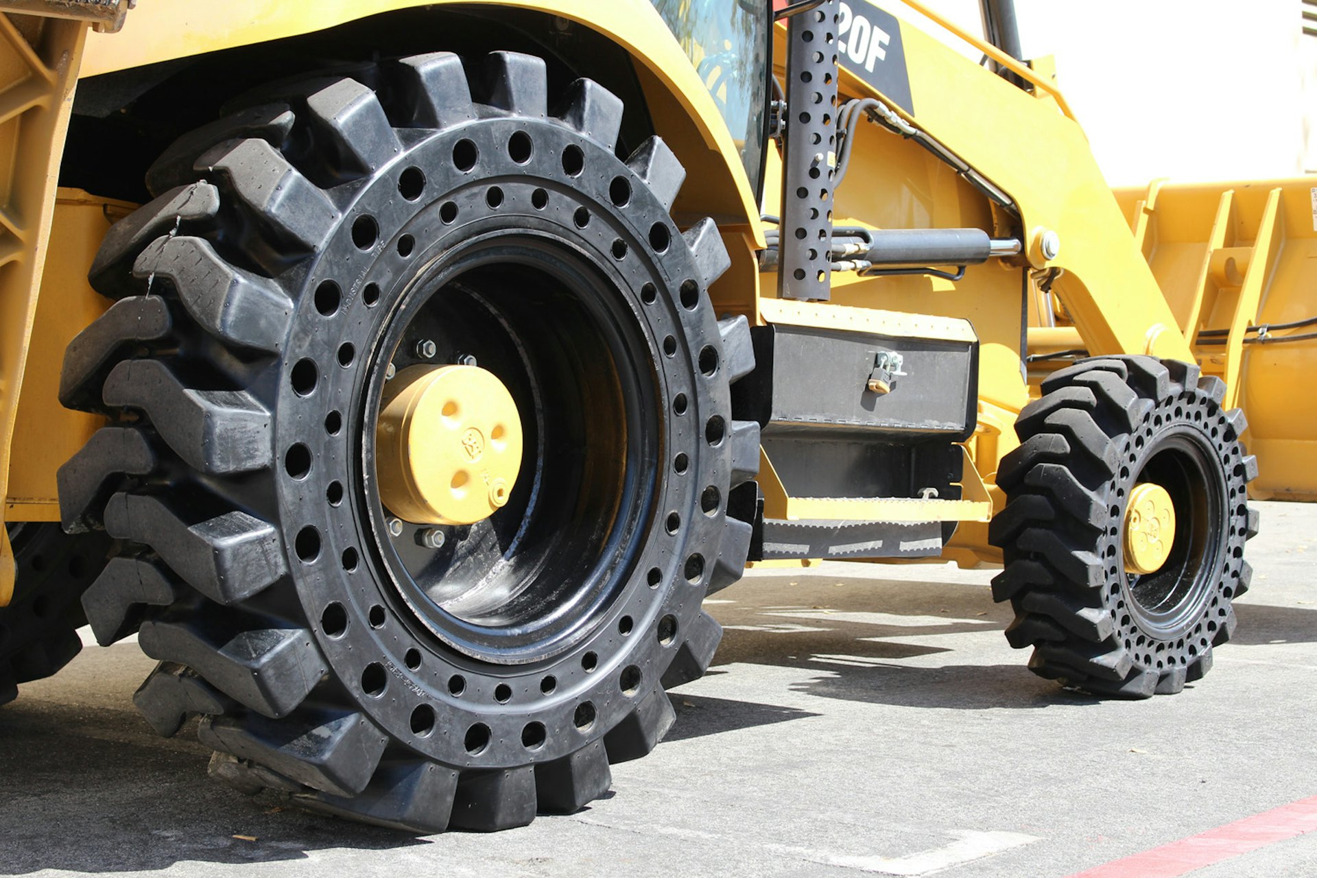 Cushion Loader Tire Price for Solid Rubber Tires for Heavy Equipment -  China Tire, Solid Tire