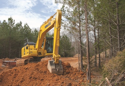 Komatsu PC210LC 11 action med res 55d5fbc65da51