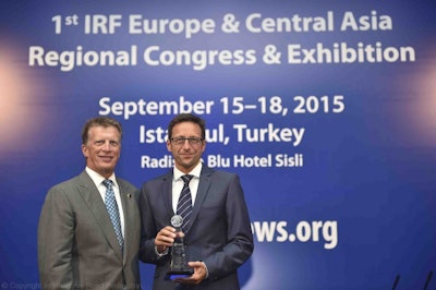 IRF President C. Patrick Sankey (left) presents 2015 Global Road Achievement Award (GRAA) to Shell Bitumen, Frank Beer (right), Technology Manager Europe.