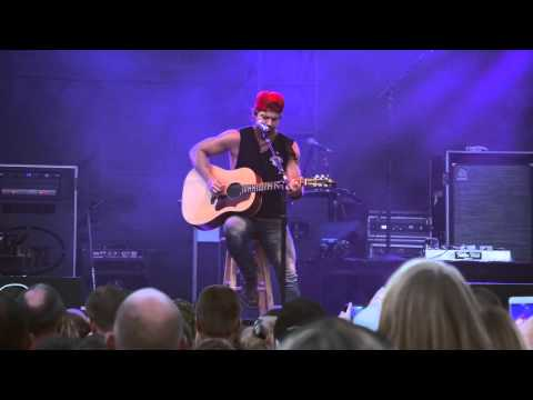 Video: Kip Moore Sings On the Case at Labor of Love Event